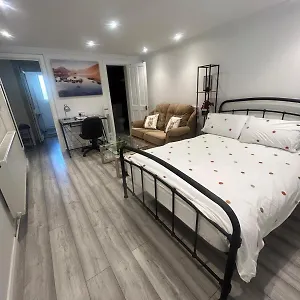 https://adorable-1-bedroom-entire-place-with-free-parking.cambridgehotelsuk.com